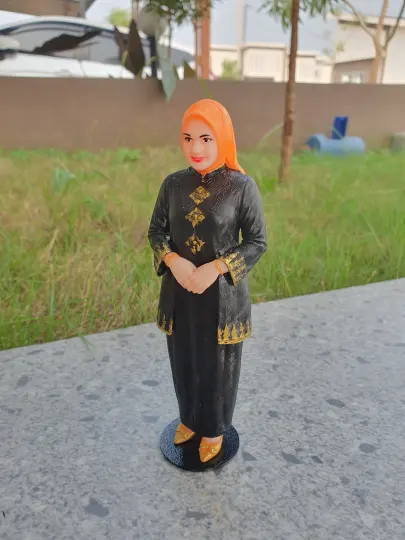 Figur wanita berhijab