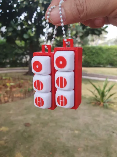 Gantungan kunci kubus merah-putih