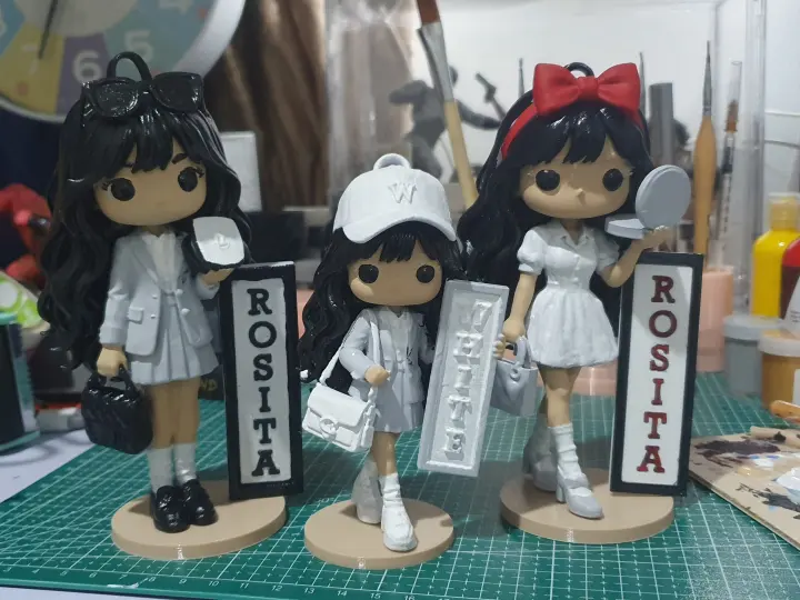 Tiga figur chibi di meja kerja