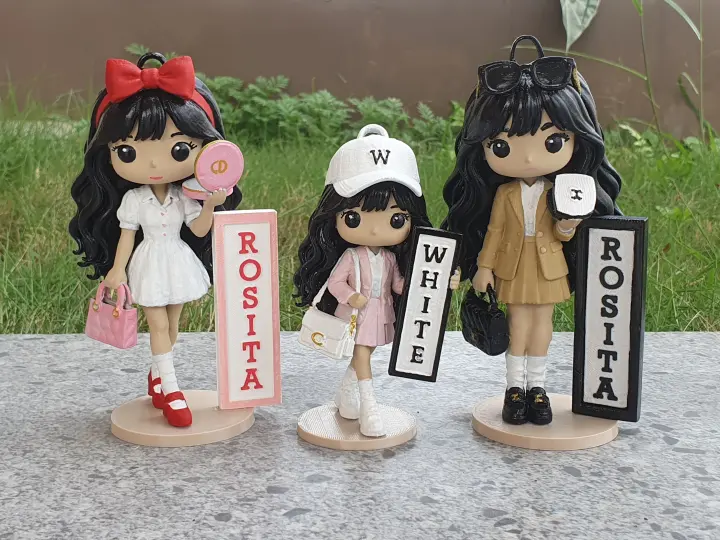 Tiga figur chibi “Rosita” dan “White”