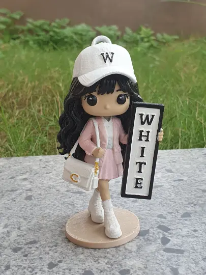 Figur chibi “White” bertopi