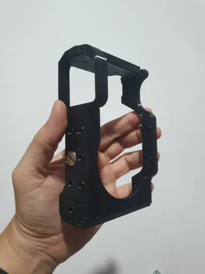 Rangka hitam fungsional