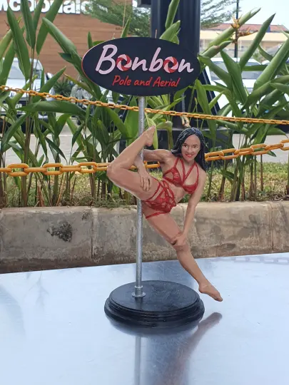 Figur penari tiang