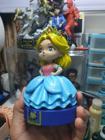 Figur putri bergaun biru